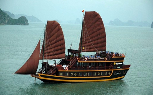 Jonque Dragon Pearl dans la baie d Halong